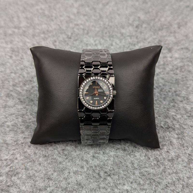 Stylish Black Ladies Quartz Watch with Crystal Bezel – Premium Bracelet Design